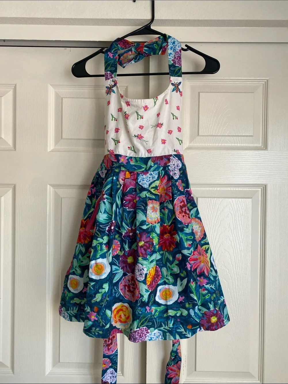 🌼  Gorgeous NWOT Anthropology Apron with beaded and embroidered bees